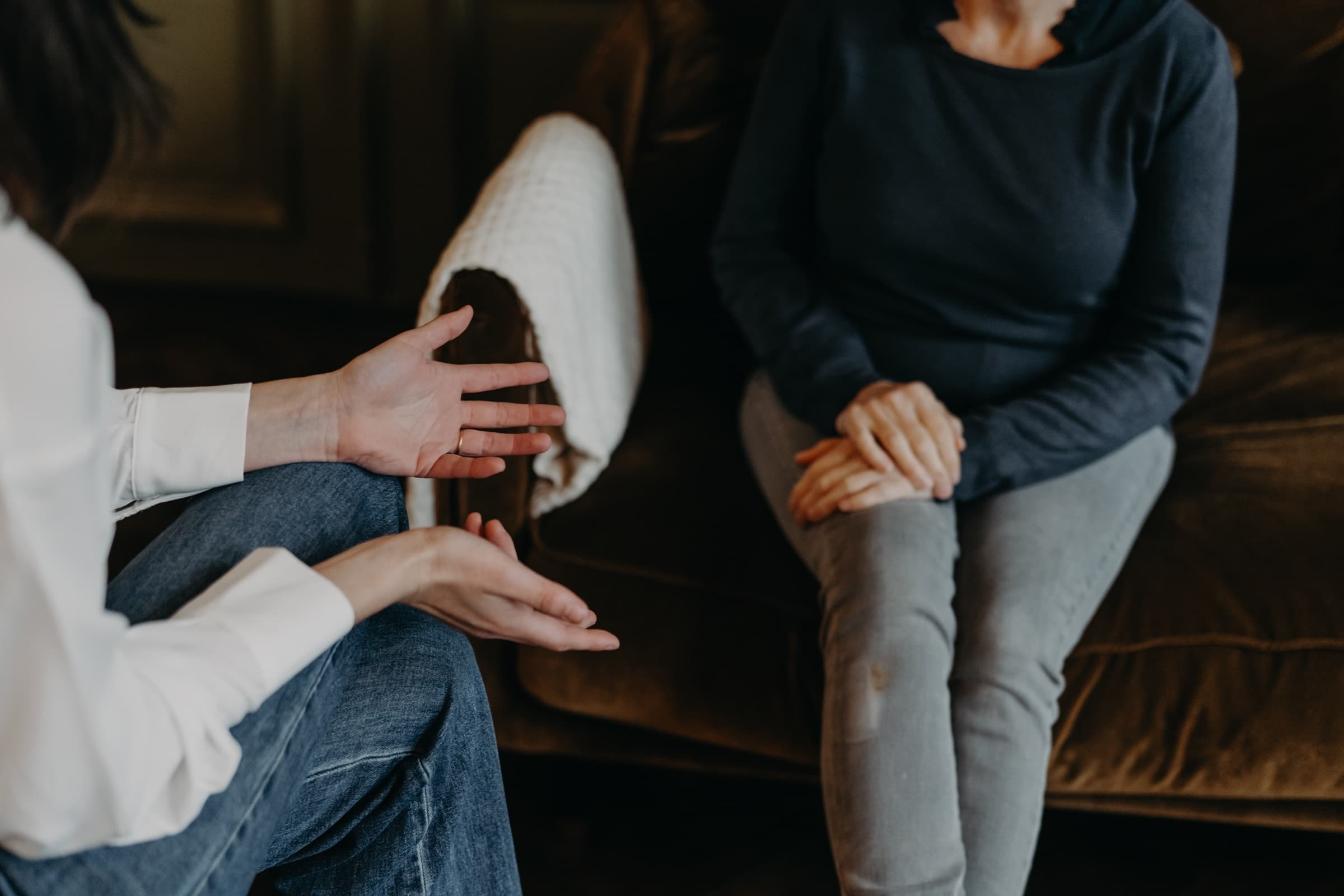 Deux personnes échangent, mains ouvertes, dans un moment d'écoute et de relation